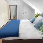 Ultimate Concierge Serviced Private Penthouse Apartment, In Altstadt