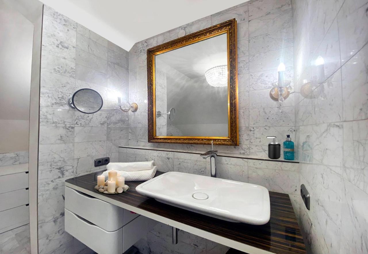 Ultimate Concierge Serviced Private Penthouse Apartment, In Altstadt *